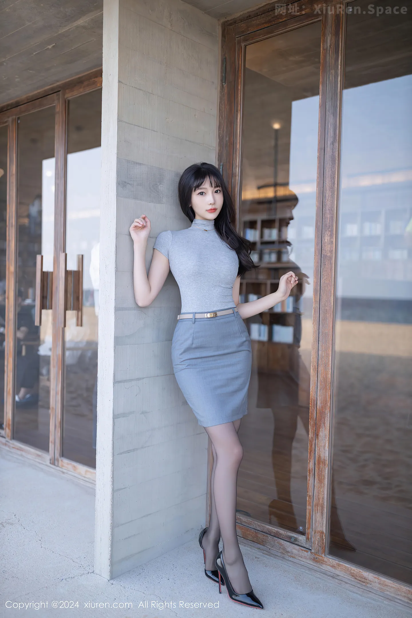 图片[5]-[XiuRen秀人网] VOL.9450 模特陆萱萱性感灰色OL服饰露红色内衣配开档黑丝极致魅惑写真80P-秀人网官方网站